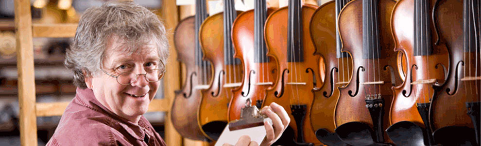 Homme comptant des violons et l'écrivant